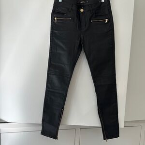 Elegant Black Skinny Jeans with Zipper Details